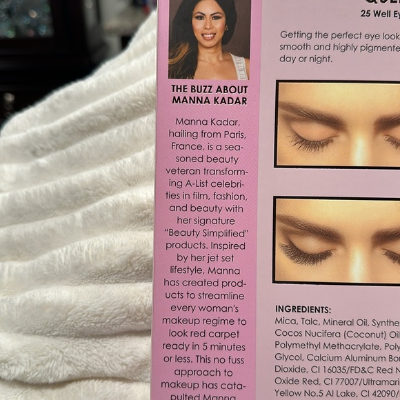 Manna Kadar Beauty Queen of Hearts 25 Well Eye Shadow Set with Brushes. - Picture 4 of 5